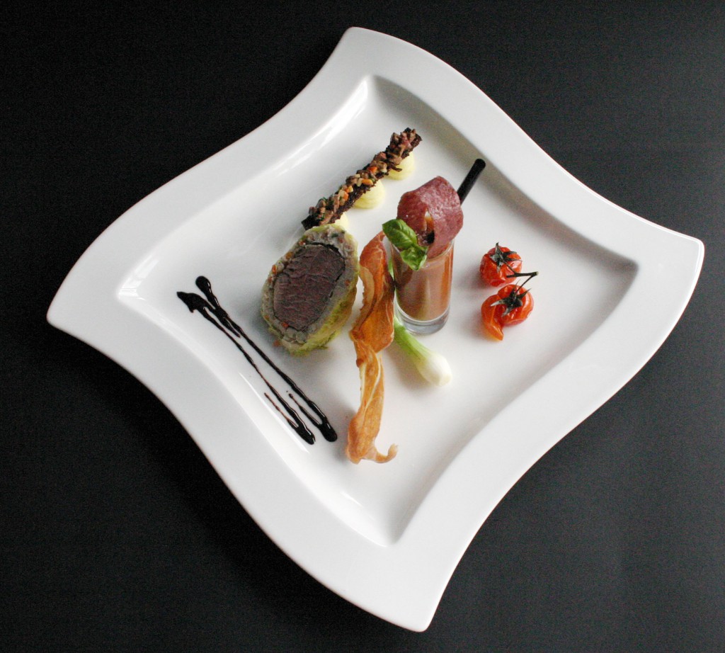 Kalbsfilet im Wirsingblatt mit kalter Gazpacho, alter Wurst und Schinkenchip, Leber-Pumpernickelcrouton