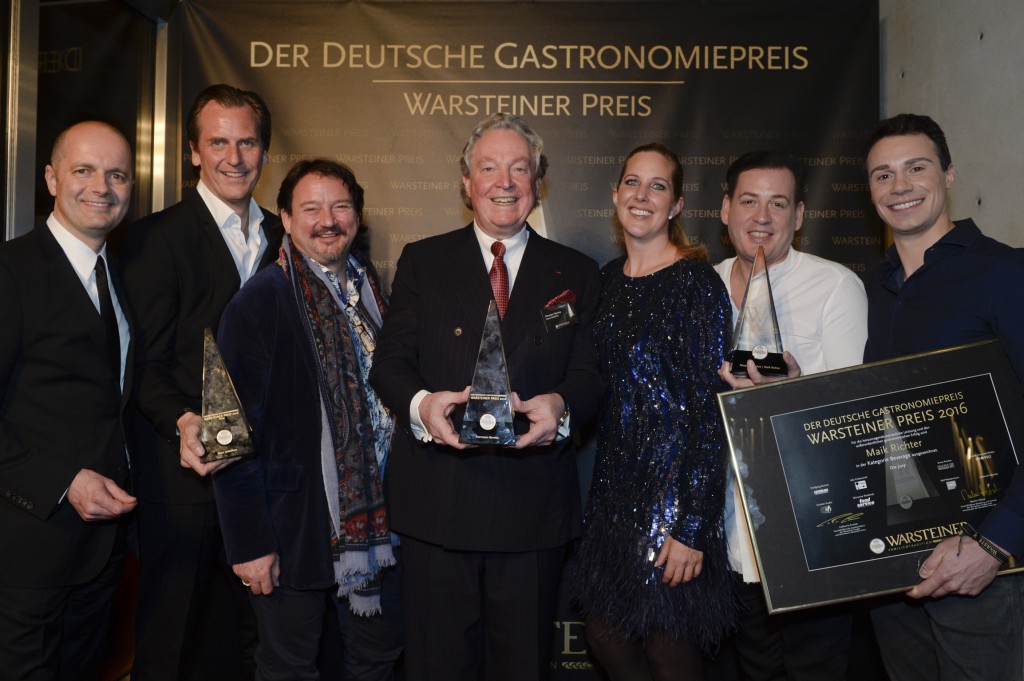 Die Preisverleihung zum Deutschen Gastronomiepreis 2016 (von links): Martin Hötzel, Geschäftsführer Vertrieb und Marketing der Warsteiner Gruppe, Preisträger Marc Uebelherr, Koch und Entertainer Kolja Kleeberg, Preisträger Hermann Bareiss, Catharina Cramer, geschäftsführende Gesellschafterin der Warsteiner Gruppe sowie die Preisträger Alexander Dohnt und Maik Richter. Foto: Warsteiner