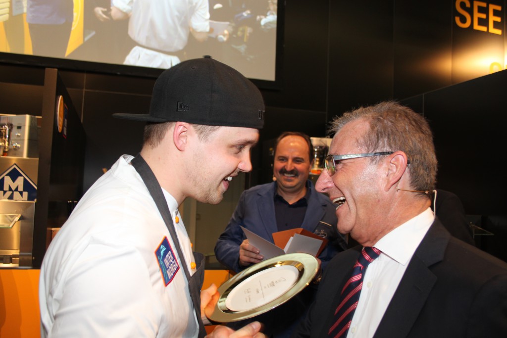 Jan Hofer gratuliert dem Gewinner Jonas Straube. Im Hintergrund Johann Lafer. Foto: Silke Liebig-Braunholz